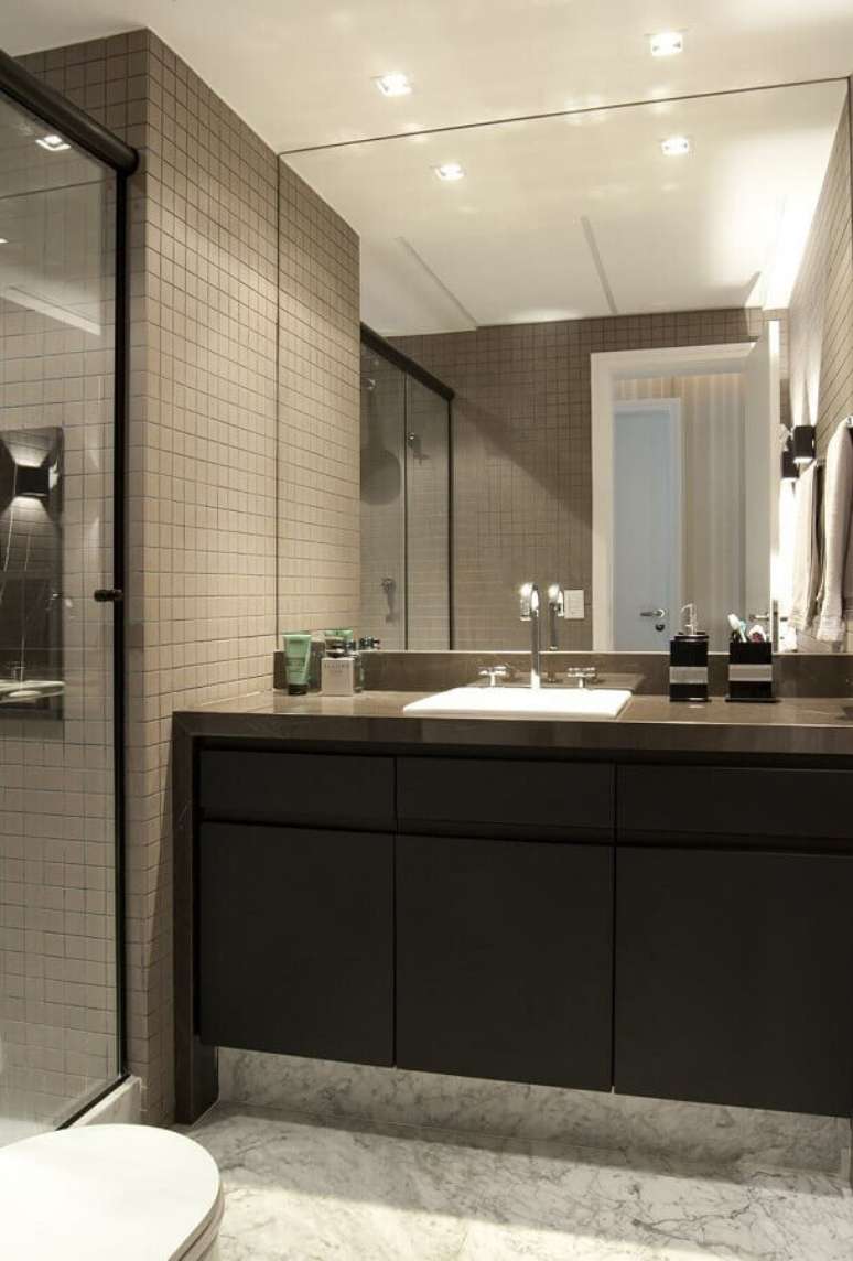 14. Banheiro planejado com gabinete na cor preta – Foto: Pinterest