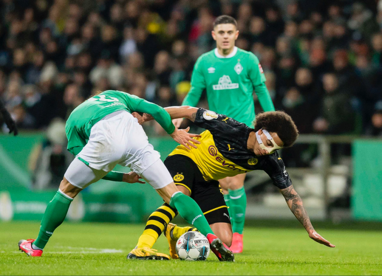 Volante Witsel, do Borussia Dortmund, em disputa de bola durante a partida (Foto: Divulgação/Borussia Dortmund)