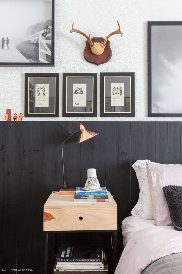 15. Cabeceira na cor preta para decoração de quarto com criado mudo de madeira – Foto: Pinterest