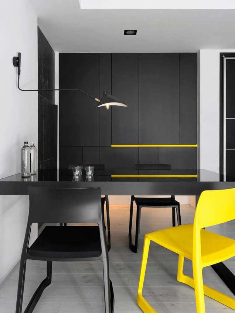17. A cor amarela ajuda na iluminação da sala de jantar moderna na cor preta – Foto: Behance