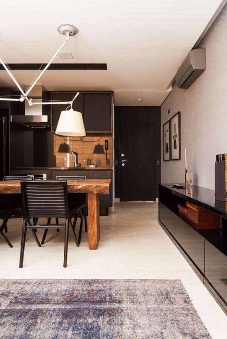 20. Cor preta e madeira para decoração de casa com ambientes integrados – Foto: Archzine