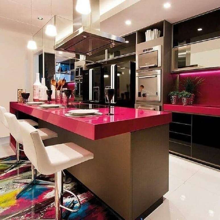 6. Decoração moderna para cozinha planejada na cor preta e rosa – Foto: Alessandra Guidoni