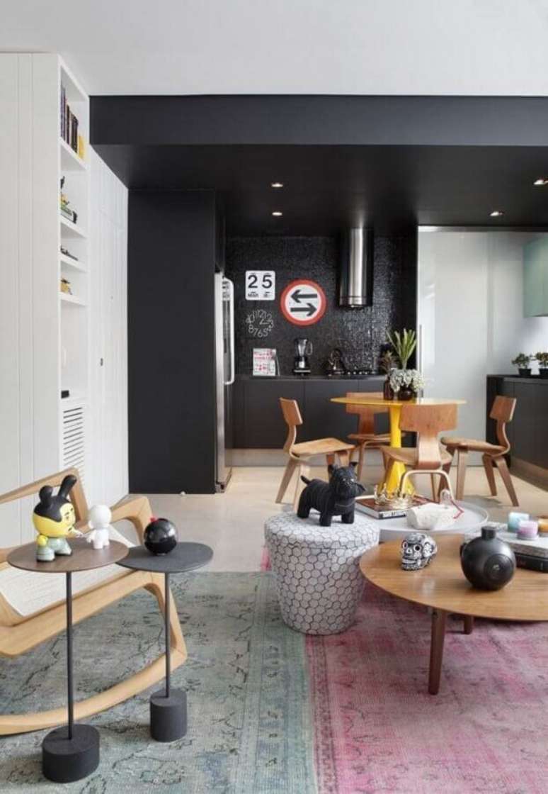 24. Cor preta para decoração de casa moderna com tapete colorido – Foto: Archilovers