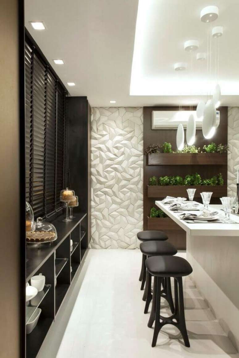 25. Cor preta para decoração de cozinha com revestimento 3D – Foto: Decor Salteado
