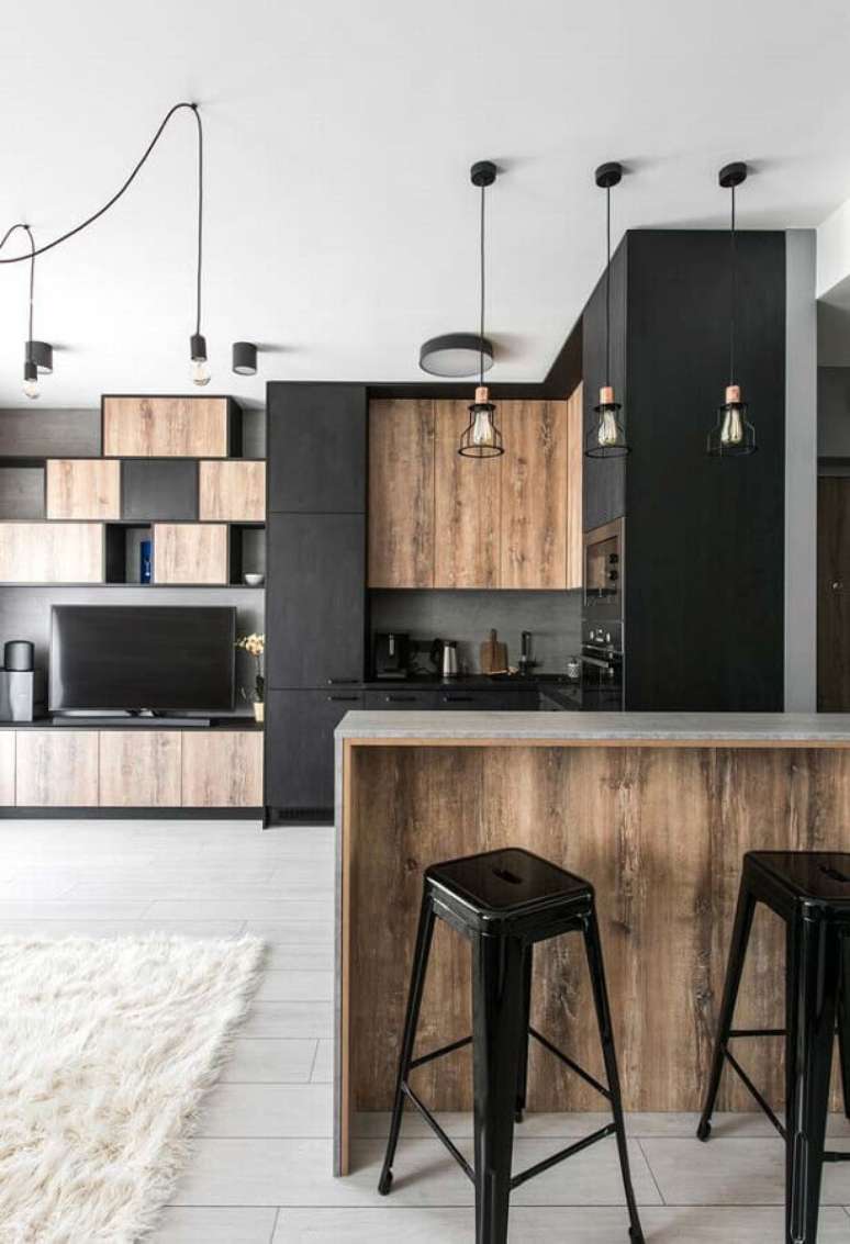 26. Cor preta para decoração de cozinha e sala planejada com detalhes em madeira e pendentes modernos – Foto: Houzz