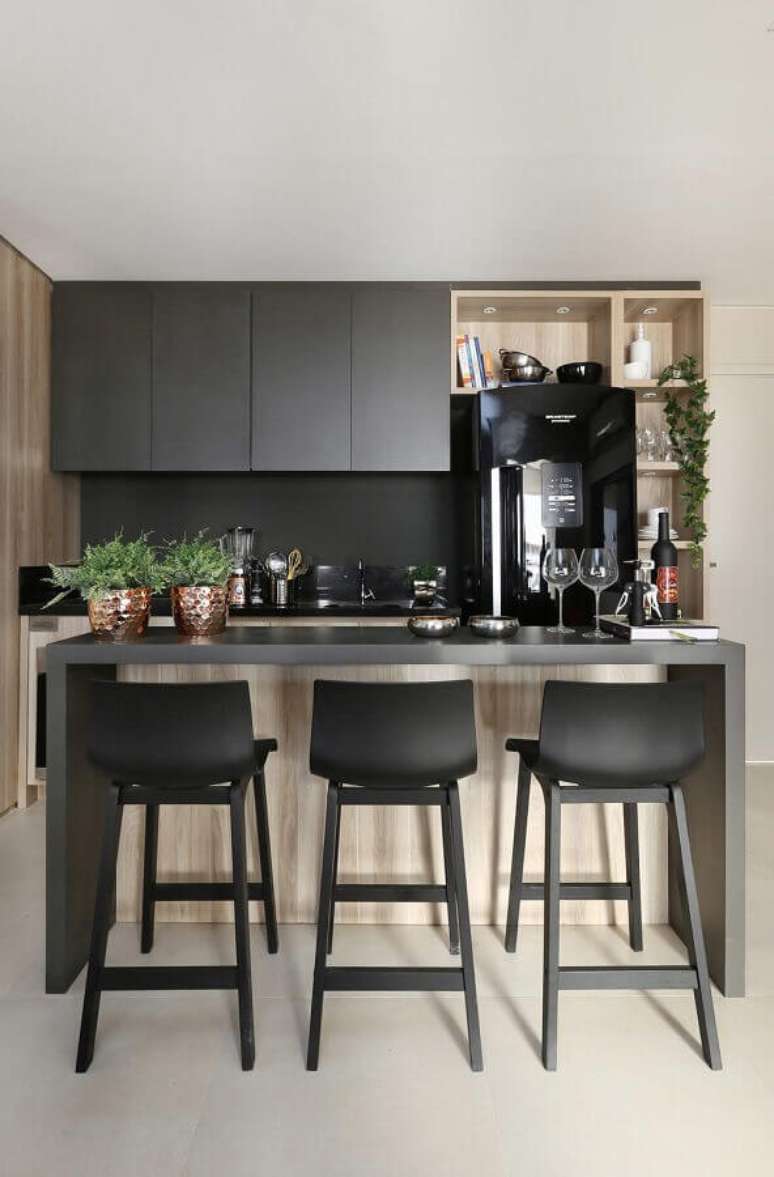 27. Cor preta para decoração de cozinha pequena planejada – Foto: Une Arq Design