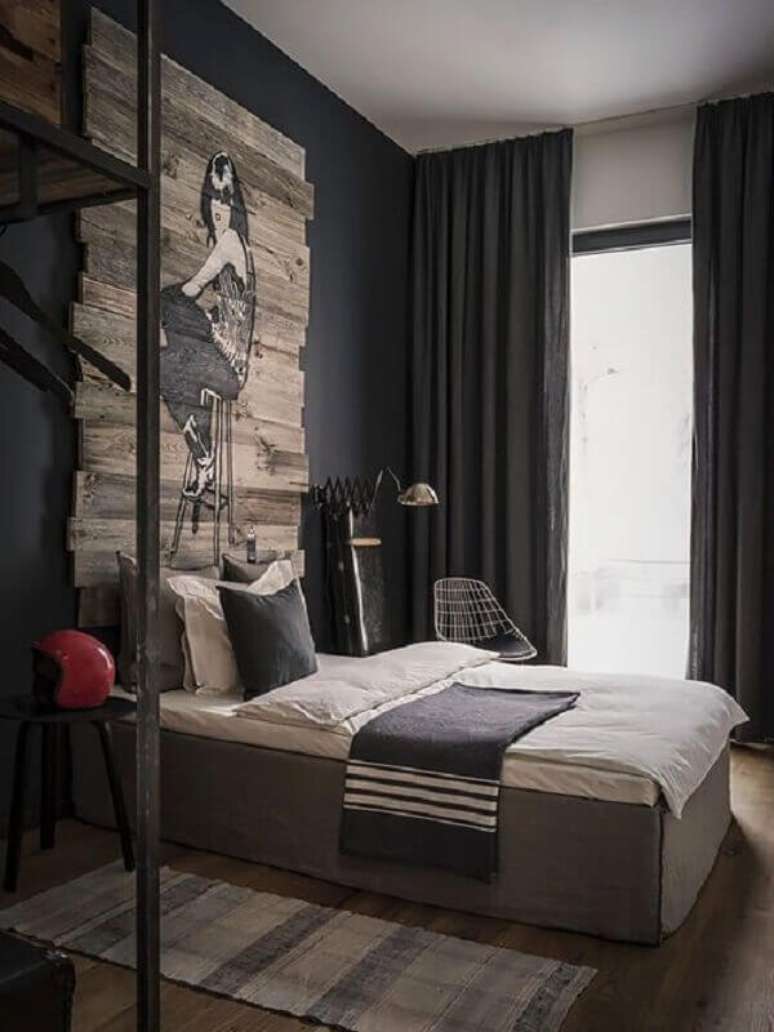 28. Decoração moderna para quarto na cor preta com cabeceira d emadeira rústica – Foto: Archzine