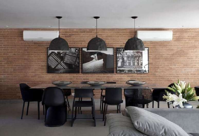 30. Cor preta para decoração de sala de jantar com parede de tijolinho à vista – Foto: Marcelo Rosset Arquitetura