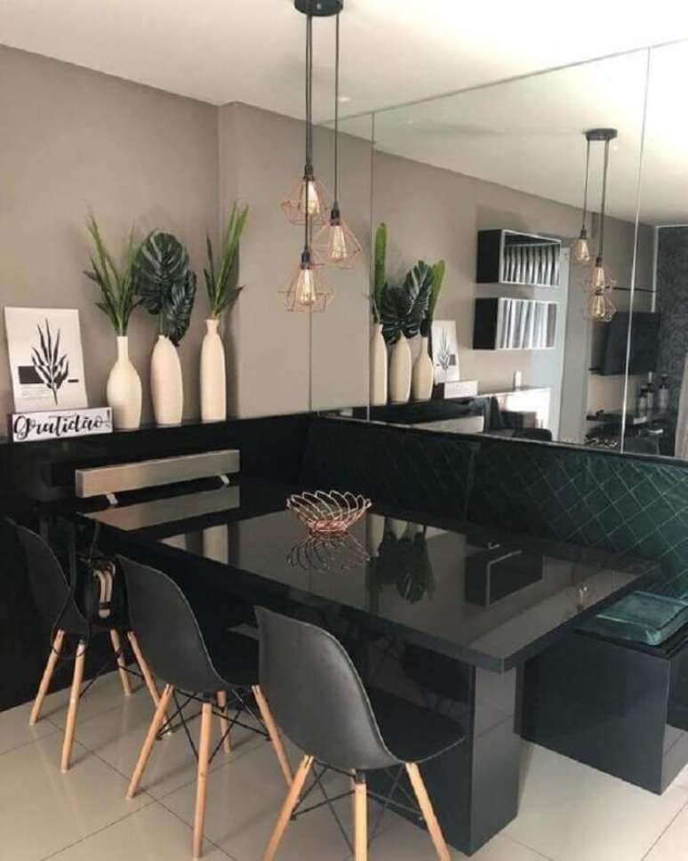 32. Cor preta para decora&ccedil;&atilde;o de sala de jantar moderna com parede espelhada e pendente aramado &ndash; Foto: No Decora