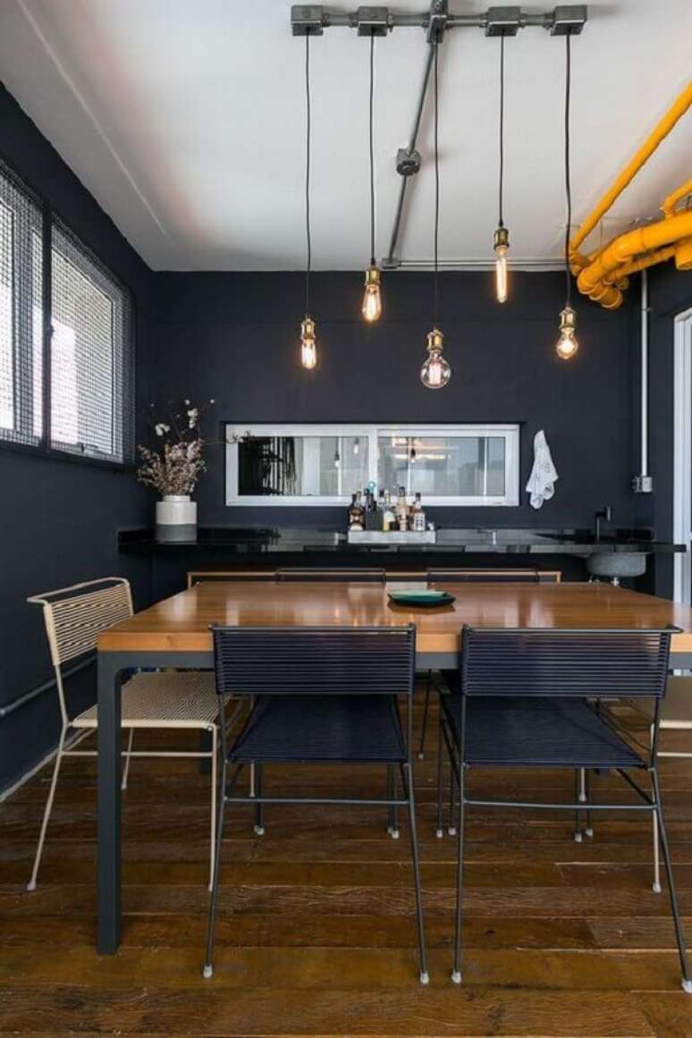 33. Cor preta para decoração de sala de jantar moderna com pendentes minimalistas – Foto: Casa de Valentina