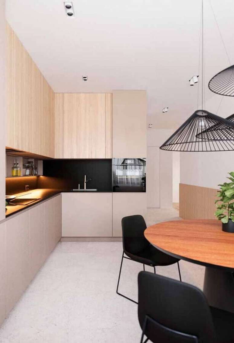 34. Detalhes na cor preta para decoração de cozinha planejada com armários de madeira clara – Foto: Interior Design Ideas