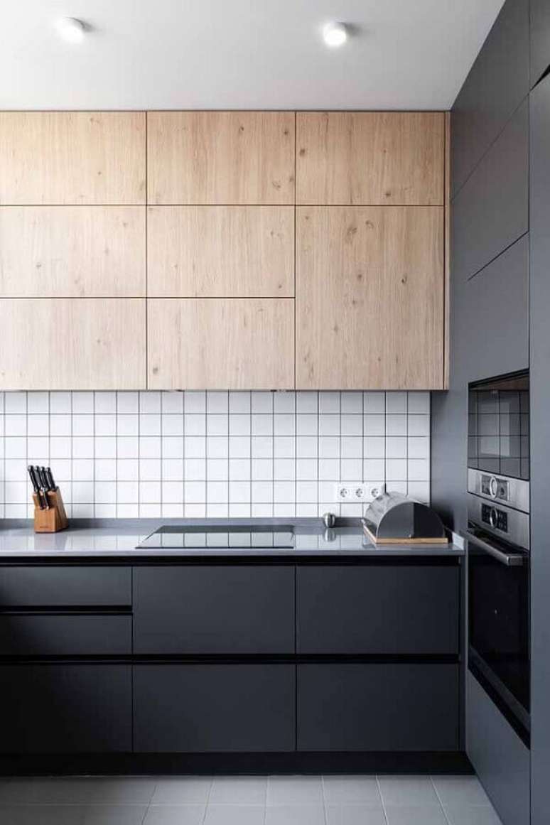 38. Decoração para cozinha preta planejada com armário aéreo de madeira – Foto: Behance