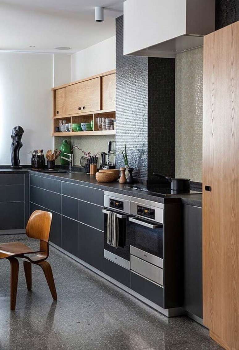 39. Cozinha preta planejada com armário aéreo de madeira – Foto: Webcomunica