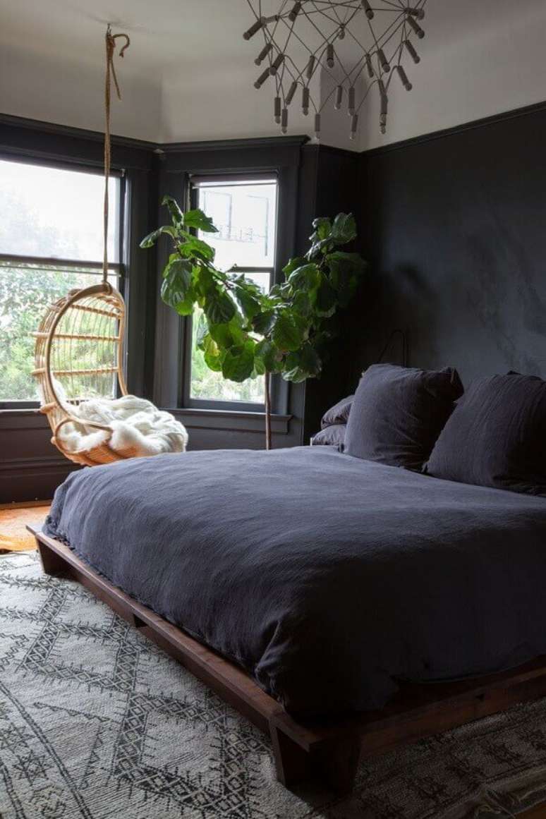 42. Decoração na cor preta para quarto de casal com balanço e vaso de planta grande – Foto: Apartment Therapy