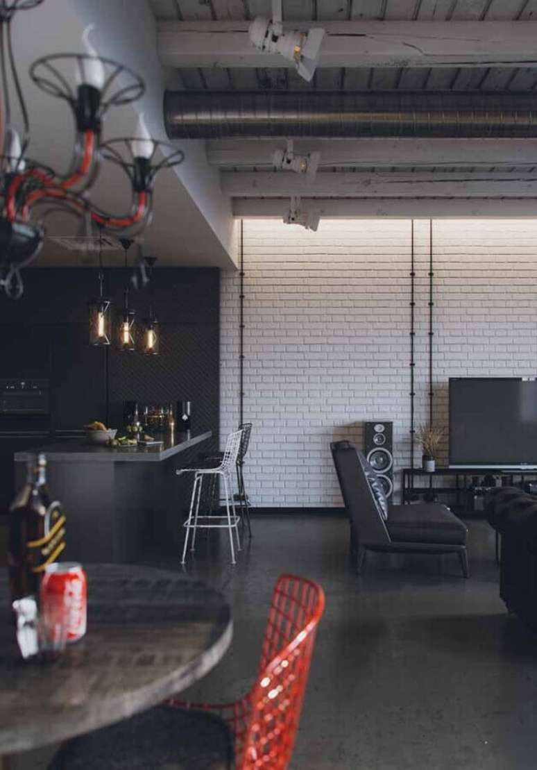 44. Decoração industrial para loft na cor preta com parede de tijolinho à vista branco – Foto: Assetproject