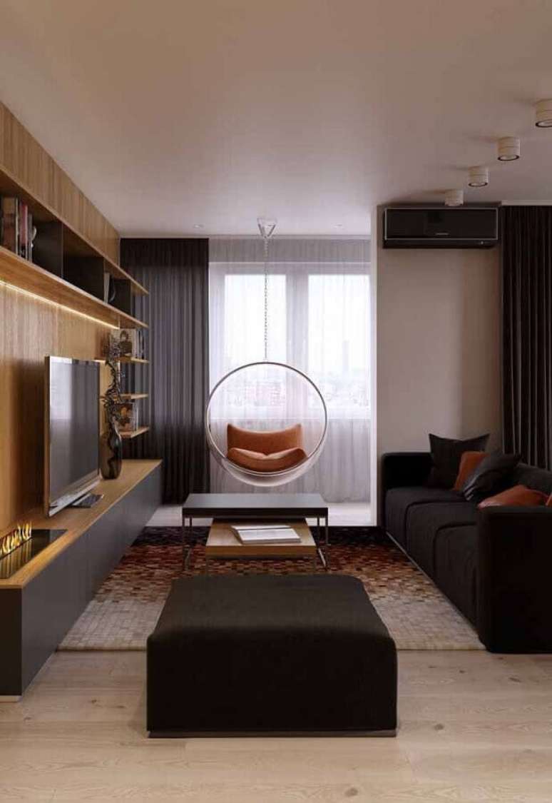 47. Decoração na cor preta par sala de estar com painel de madeira e balanço redondo de acrílico – Foto: Behance