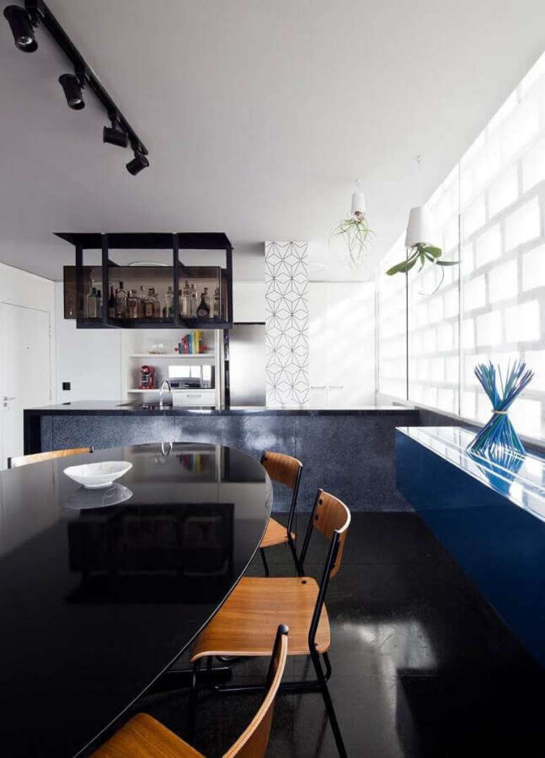 53. Sala de jantar com cozinha integrada decorada na cor preta – Foto: Pinterest