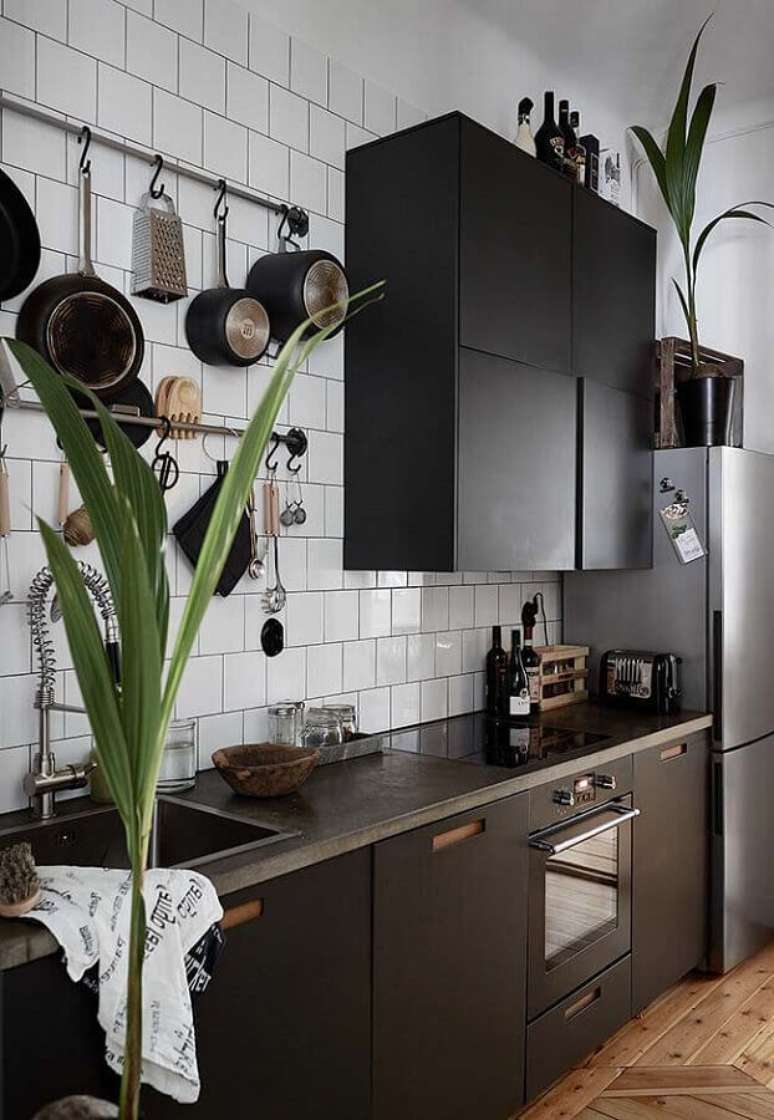 54. Cozinha simples com decoração preta e branca – Foto: Pinterest