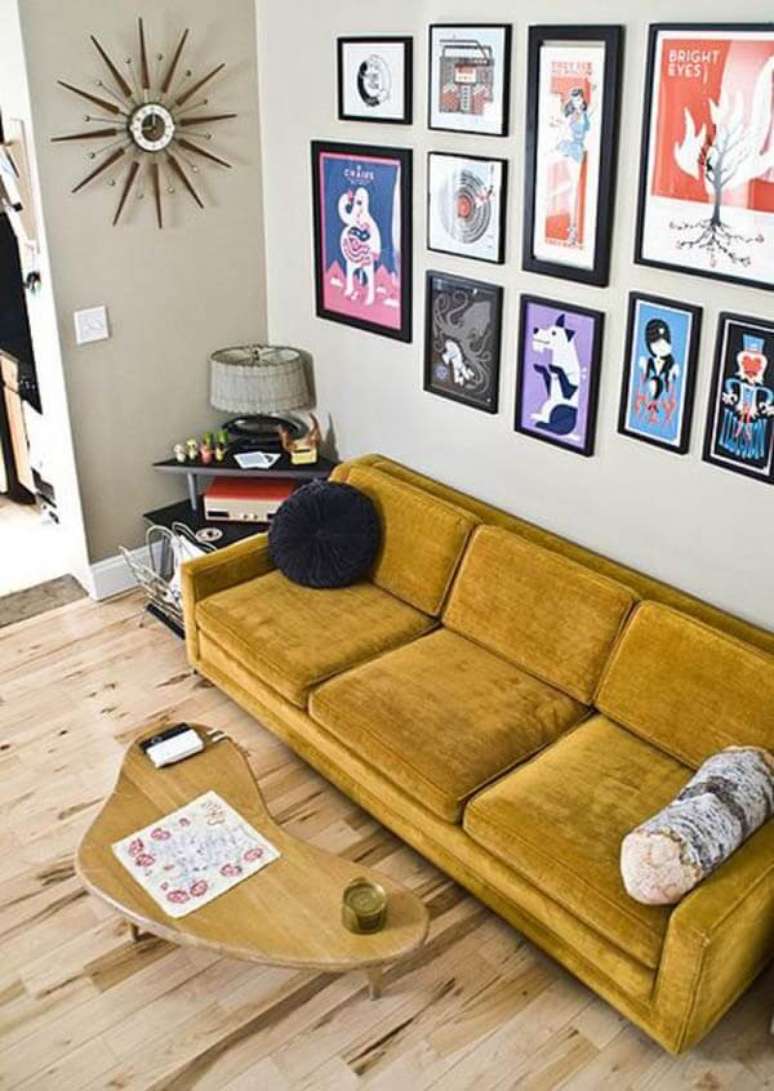 32. Sala de estar com piso laminado de madeira e sofá amarelo mostarda. Fonte: Constance Zahn