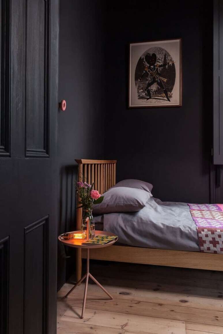 55. Decoração para quarto simples na cor preta com cama de madeira – Foto: Archilovers
