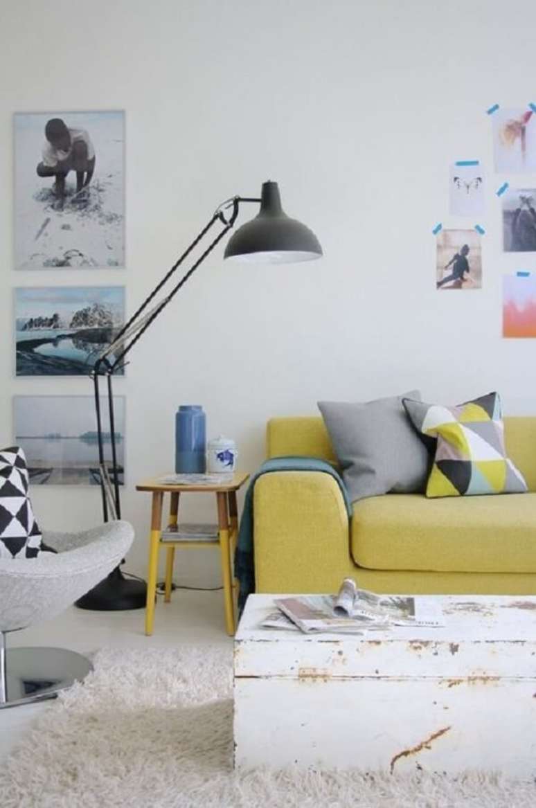 42. O sof&aacute; amarelo trouxe vida para a decora&ccedil;&atilde;o neutra. Fonte: Pinterest