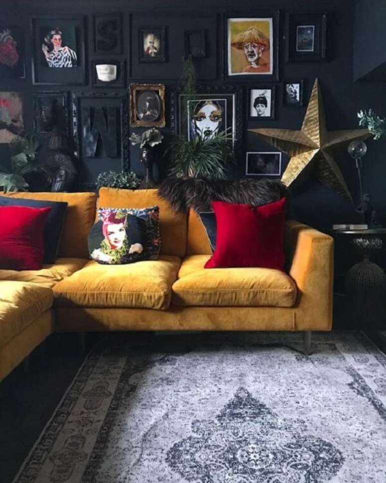 36. Ambiente dark com sof&aacute; amarelo e quadros decorativos. Fonte: Pinterest