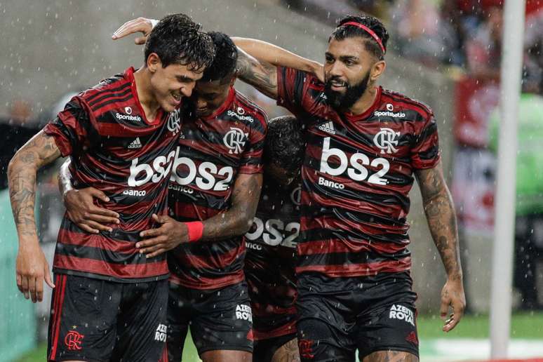 Pedro, Bruno Henrique e Gabigol comemoram gol sobre o Resende.