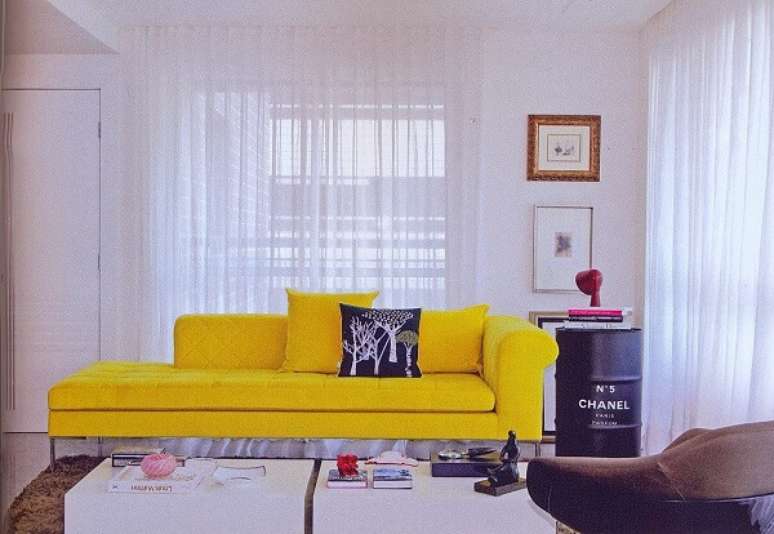 37. Modelo de sof&aacute; amarelo para sala de estar. Fonte: Pinterest