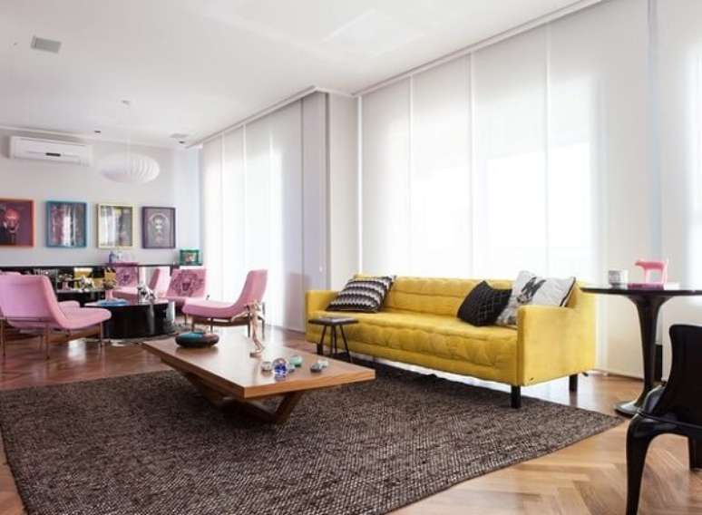 40. Ambiente descontraído com cadeiras em tom rosa e sofá amarelo. Fonte: Casa e Jardim