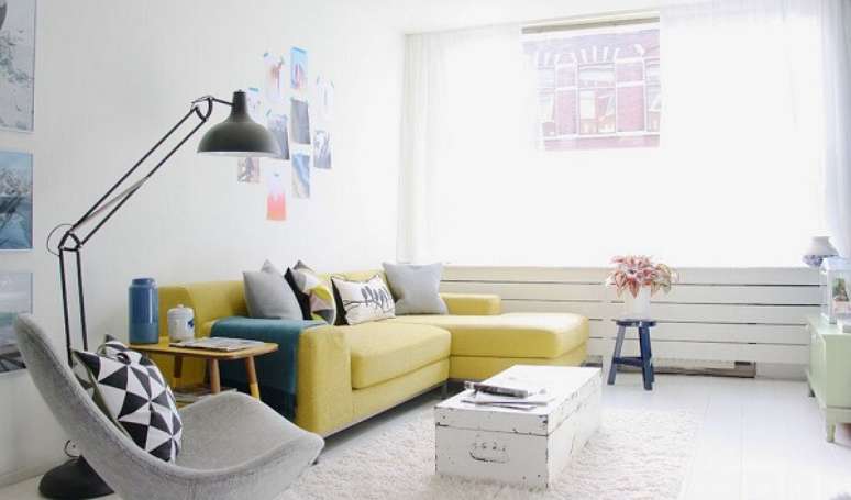 38. Decora&ccedil;&atilde;o minimalista com sof&aacute; amarelo. Fonte: Pinterest