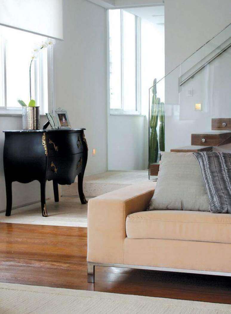 59. A decora&ccedil;&atilde;o preto e dourado ficou por conta do m&oacute;vel antigo levando um toque de sofistica&ccedil;&atilde;o ao ambiente &ndash; Foto: A1 Arquitetura