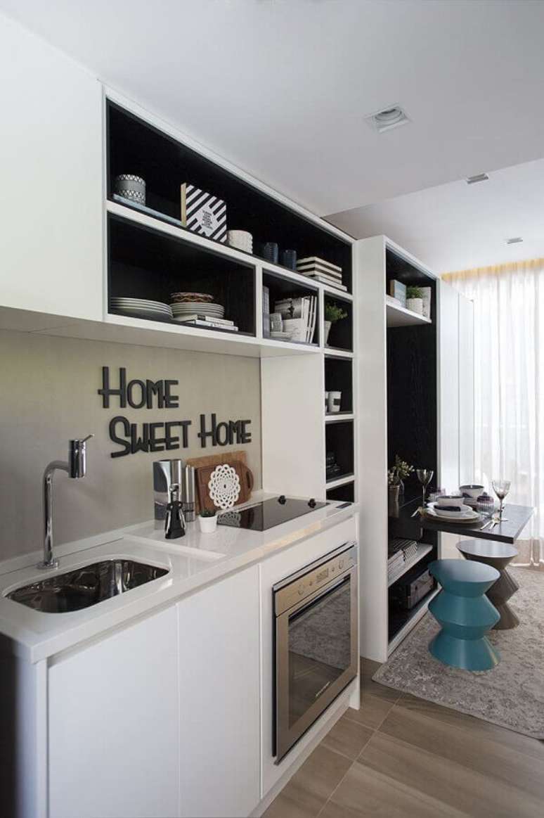 60. Os nichos na cor preta dão mais personalizada à cozinha pequena planejada – Foto: Fernanda Marques