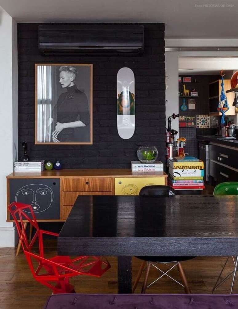 61. Decoração com parede de tijolinho pintada na cor preta para sala de jantar – Foto: Arquitrecos