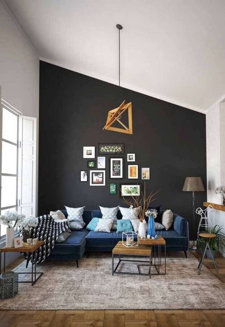 63. Parede preta para decoração de sala de estar com sofá azul e várias almofadas – Foto: Homedit