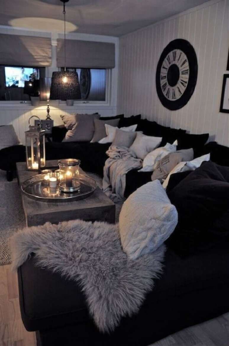 68. Decoração para sala de estar com sofá preto – Foto: Projetos Criativos