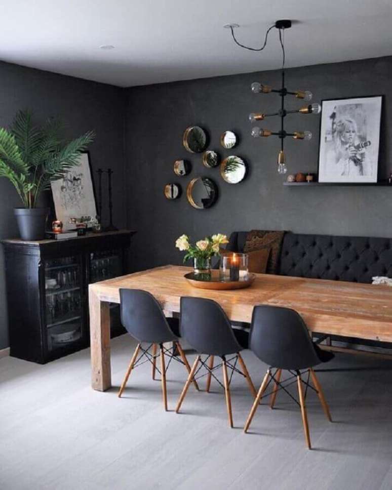69. Sala de jantar rústica decorada na cor preta com pendente moderno e mesa de madeira – Foto: Revestindo a Casa
