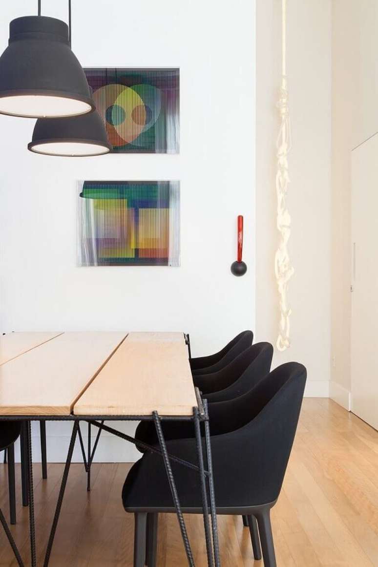 70. Sala decorada com cadeiras e pendentes na cor preta – Foto: Pinterest