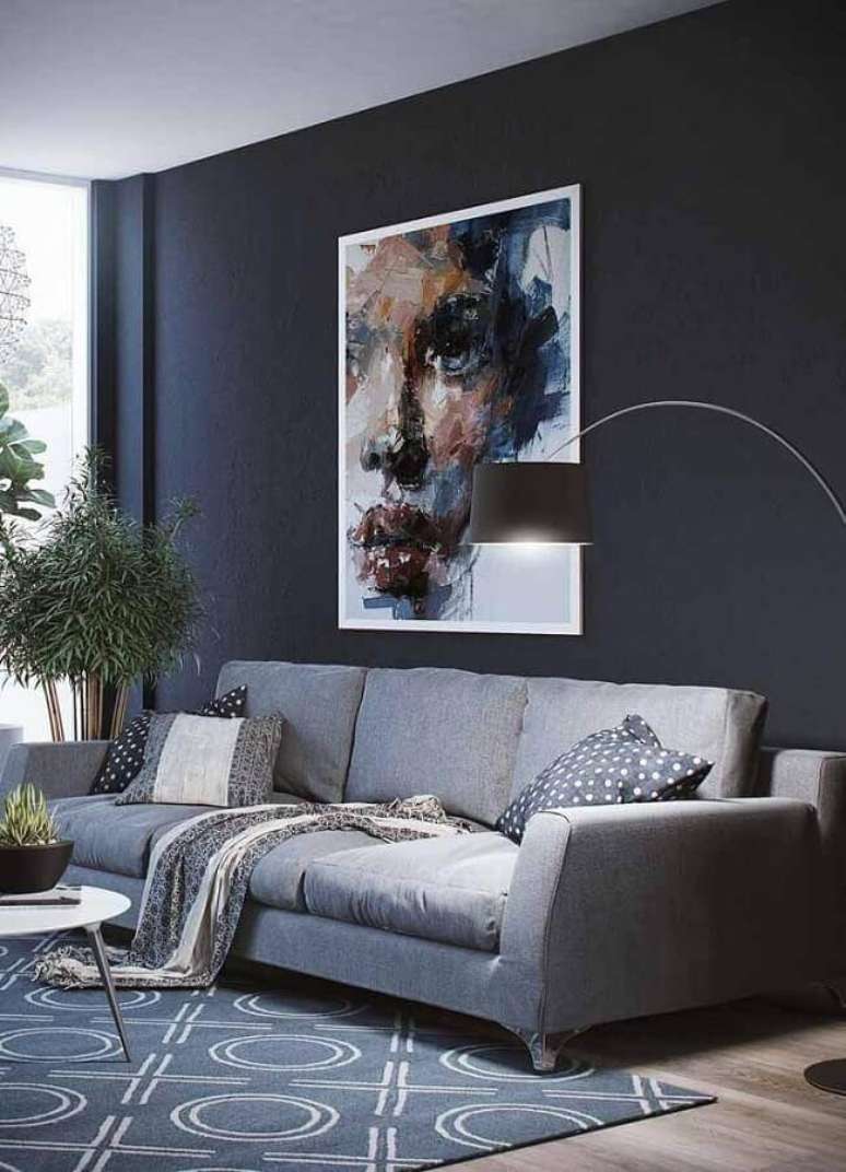 71. Sala preta decorada com sofá cinza e quadro grande – Foto: Pinosy