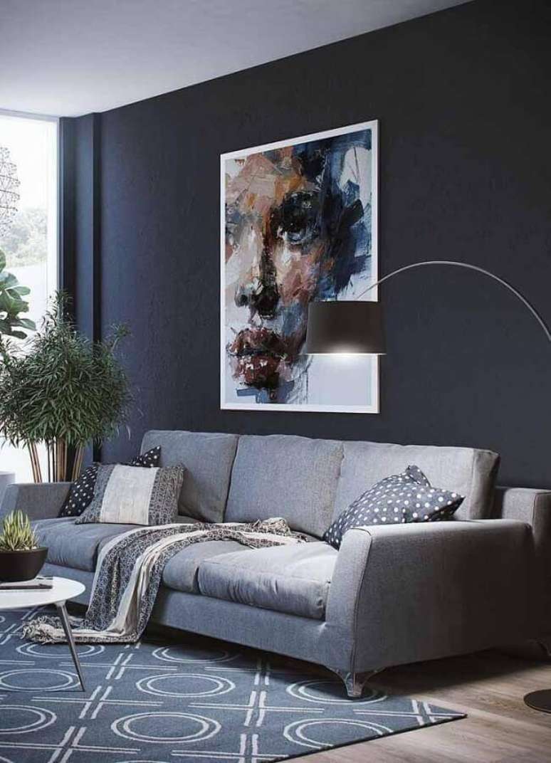 71. Sala preta decorada com sof&aacute; cinza e quadro grande &ndash; Foto: Pinosy