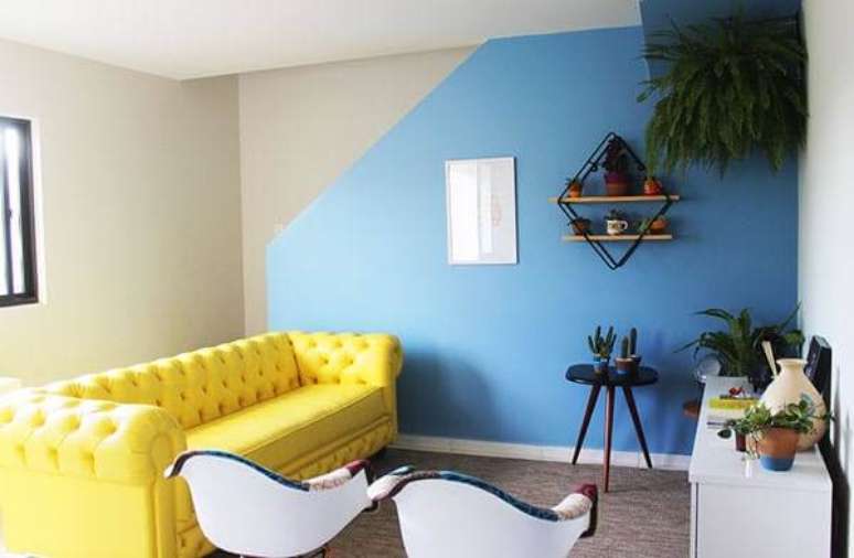 41. Sala pequena com sofá amarelo chesterfield. Fonte: Blog Casa da Iaza