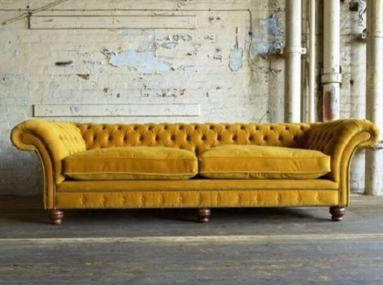 43. Modelo de sof&aacute; amarelo chesterfield. Fonte: Pinterest