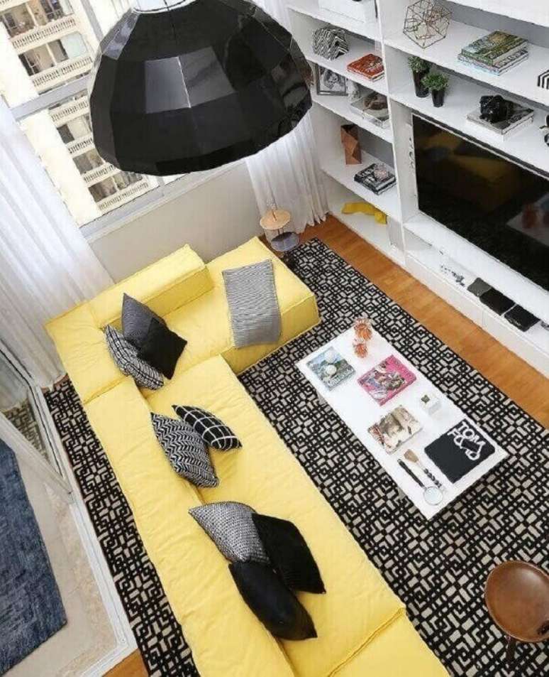 55. Sof&aacute; amarelo com chaise grande acomoda v&aacute;rias pessoas na sala de TV. Fonte: Pinterest