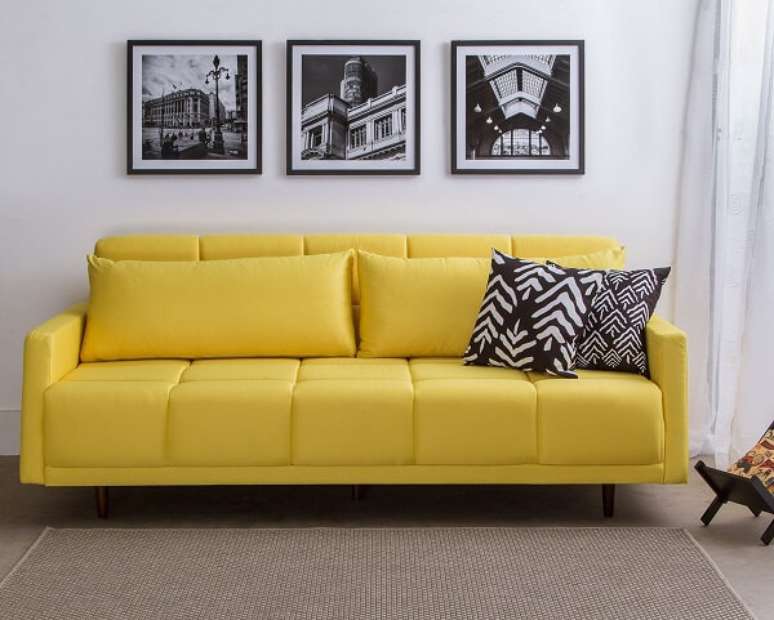 48. Ambiente minimalista com sofá amarelo e tapete de sisal. Fonte: Pinterest