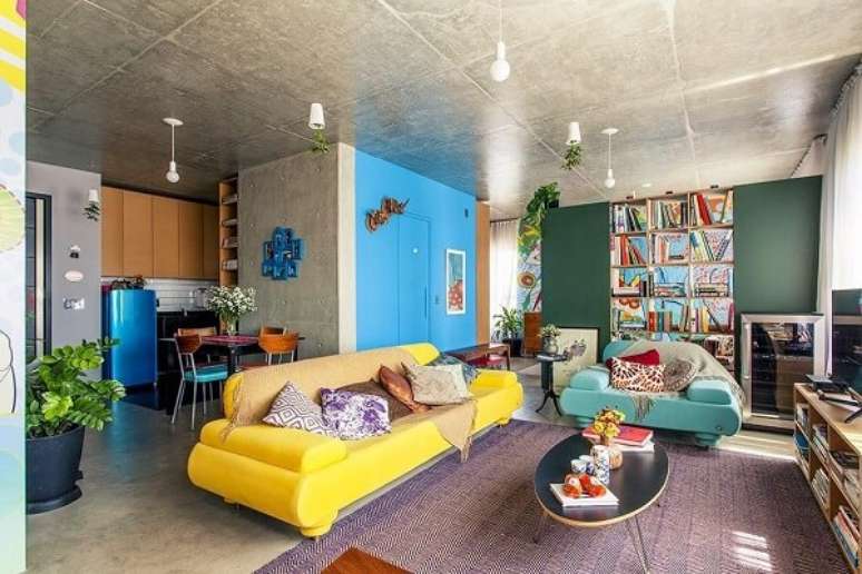 54. Sof&aacute; amarelo de couro e poltrona estofada azul. Fonte: Casa Aberta