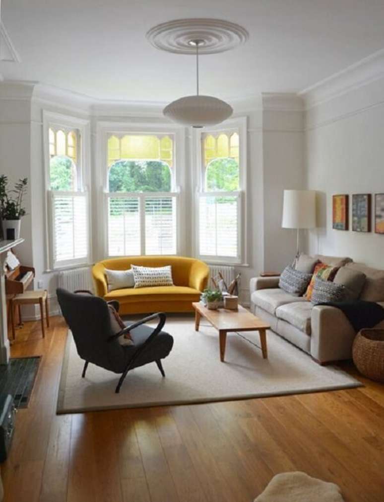 56. O ponto de destaque da sala é o sofá amarelo. Fonte: Pinterest