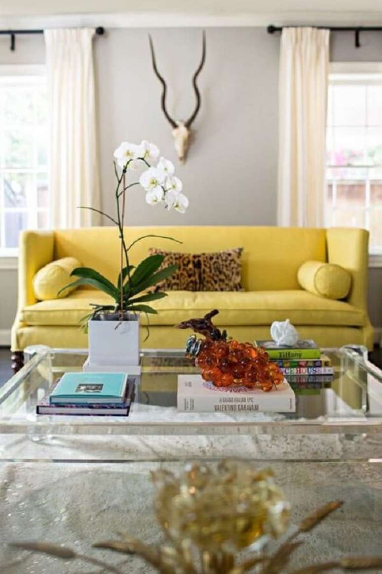 1. Modelo de sofá amarelo para sala de estar. Fonte: Pinterest