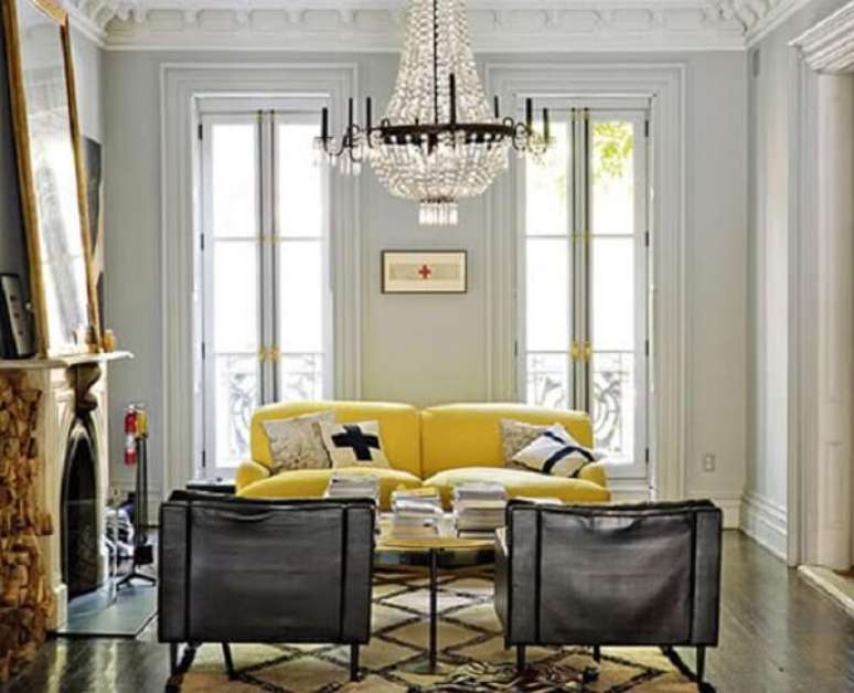 58. Sala de estar com lustre de cristal e sofá amarelo. Fonte: Pinterest
