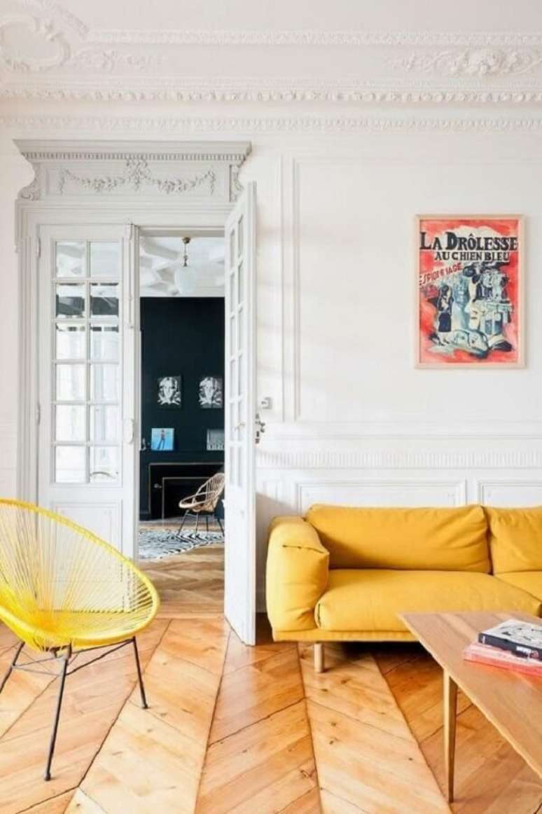 60. Sala com piso de madeira e sofá amarelo. Fonte: Pinterest
