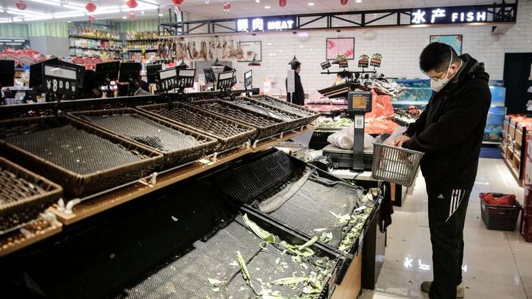 Sob quarentena, Wuhan tem enfrentado desabastecimento parcial em alguns supermercados