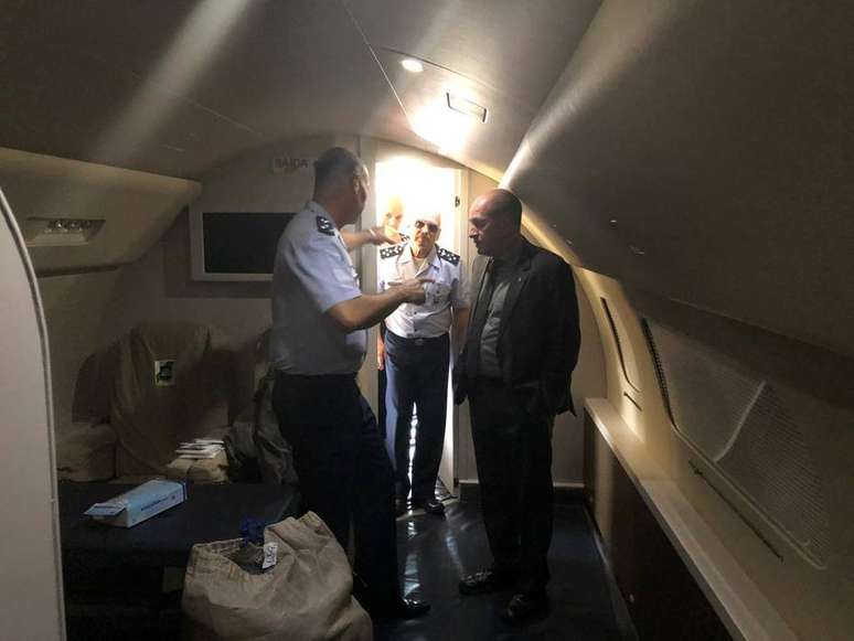 Ministro da Defesa, Fernando Azevedo, inspeciona avião que irá repatriar brasileiros que estão em Wuhan, epicentro da epidemia de coronavírus